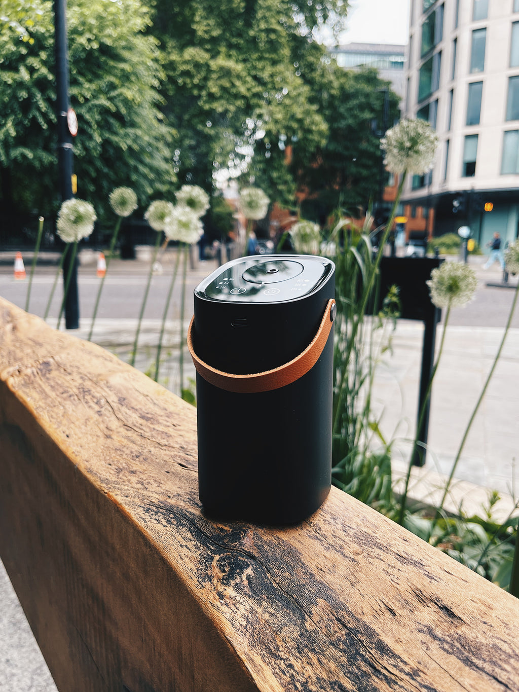 Waterless, portable wellbeing support kit, rechargeable diffuser for essential oils, 100% fragrance for mood regulation. Wellness that move with you.